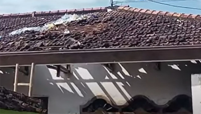 Balon Udara Membawa Petasan Besar Jatuh dan Meledak di Atap Rumah Warga Tulungagung
